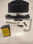 Fiat zestaw naprawczy klucz do kół lewarek ucho do holowania