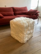 Pufa ze sztucznego futra kolor biały (2 sztuki)