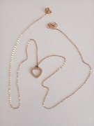 Złoty łańcuszek z zawieszką, długość 44 cm.