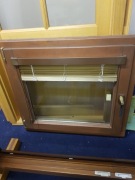 Okno 1-skrzydłowe z mahoniu Meranti z żaluzją  z wyprzedaży. SUPER CENA !!!