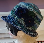 Szydelkowy kapelusik wiosenno-jesienny dla pań 