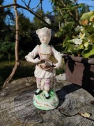 Porcelana, figurki porcelanowe "Dziewczyna z instrumentem na korbkę"