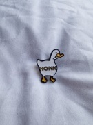 Przypinka pin wpinka broszka gęś kaczka z nożem 