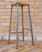 Hoker barowy taboret stołek do kuchni lub baru z drewnianym siedziskiem