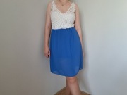 Sukienka ze zdobionym dekoltem