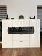 Elegancka biała komoda do salonu lub jadalni