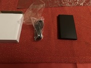 Powerbank czarny z pudelkiem i ładowarką. 4000 mAh.