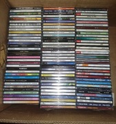 Karton pełen płyt CD zestaw