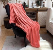 Koc polarowy miękki ciepły 130x160 cm z pomponami pled narzuta koral