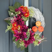 Jesienny wianek z chryzantemami i dyniami rękodzieło 45 cm