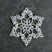 Dekor na choinkę śnieżynka frywolitka biala 12 cm