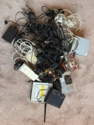 Mix kabli, zasilaczy i części komputerowych – router, napędy, zasilacze