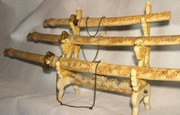 Zestaw trzy katany na stojaku / replika 
