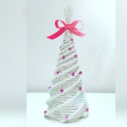 Biała choinka z papieru-różowe ozdoby wiklina papierowa