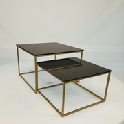 Zestaw stolików 2 w 1 – spiek kwarcowy, złota stal, nowoczesny design