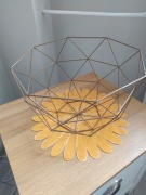 Złoty kosz metalowy na owoce.