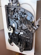 Podnośnik szyby prawy przód zamek mercedes W205