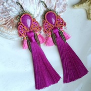 Kolorowe fuksjowe kolczyki sutasz soutache z jaspisem i chwostami 