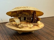 Japońska figurka vintage – domek z kołem młyńskim pod muszlą – smok