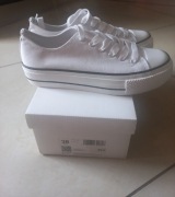 TENISÓWKI  BIAŁE  NOWE 38