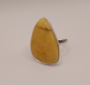 Srebrny pierścionek z bursztynem