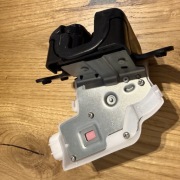 Zamek pokrywy bagażnika Toyota Yaris Cross 2025