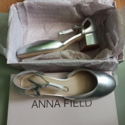 Buty srebrne na niskim obcasie, rozmiar 39 Anna Field 