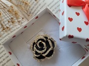 Broszka ekskluzywna kamelia czarna 