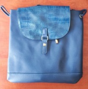 Granatowy plecak damski z saszetką i portmonetką w kolorze