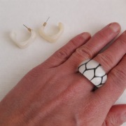 Kolczyki kremowe + pierścionek geometryczny  zestaw vintage akryl 