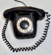 Telefon wykonany z bakelitu. Stary, retro, lata 60
