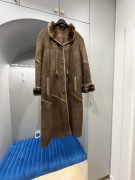 Kożuch z naturalnych strzyżonych skór owczych obszywany futrem z lisa