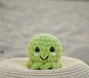 Mała zielona ośmiorniczka pluszak szydełko 