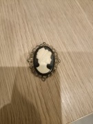 Broszka kamea  .