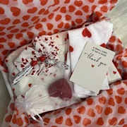 Czerwony zestaw w serduszka dla niej 