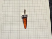Srebrna zawieszka z bursztynem 6,4g w kształcie stożka