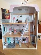 Domek dla lalek drewniany z meblami i lalkami