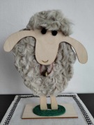 WIELKANOC DEKORACJA PREZENT BARANEK NA PODSTAWCE