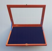 Drewniana witryna na różne kolekcje, odznaczenia, medale, piny, naszywki