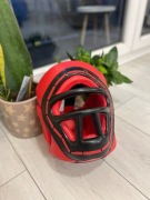 Kask z kratką do walki