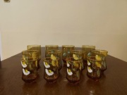 Szklanki z ręcznie malowanym kwiatowym motywem 