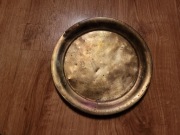 Stary talerz mosiądz - ciekawie grawerowany