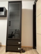 Witrynka ze szkłem i niebieskim podświetleniem 