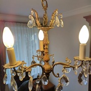 Stary kryształowy żyrandol, lampa z kryształami