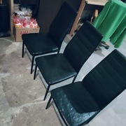 Sprzedam 2 krzesła metalowe Forte z czarnym obiciem.