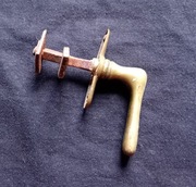 Zabytkowa mosiężna klamka okienna, przełom XIX i XX w. 