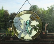 Szklany witraż wróżka z kwiatem styl goblincore