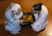 Figurka kolekcjonerska Shiwan / Shewan dwóch chińczyków gra w sudoku