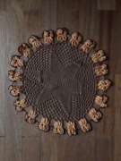 Brązowo-miodowa serwetka z bratkami ręcznie robiona handmade średnica 41cm