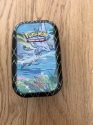 Puszka z kartami w środku 